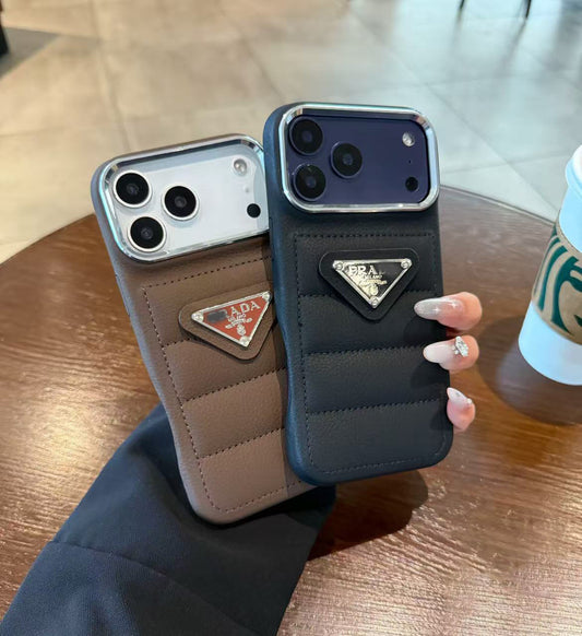 スマホケース  レザーエンボススマホケース   ダブルPRA**    耐衝撃・防振性能に優れ、高級感あふれるスマホケースで、iPhone12~17 に対応