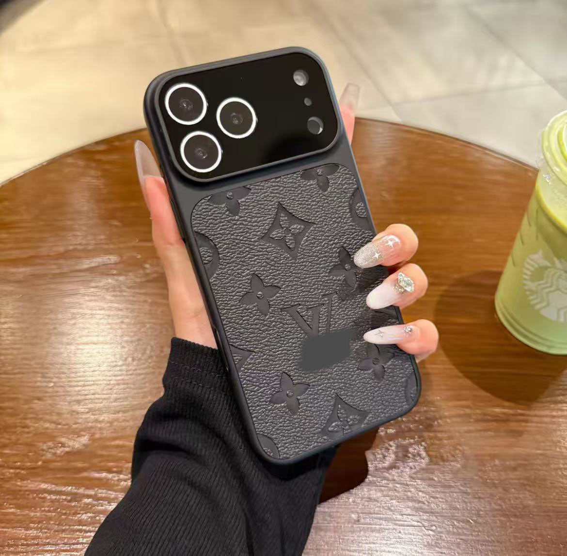 スマホケース  高級感レンズ保護付きスマホケース  ダブルV    耐衝撃・防振性能に優れ、高級感あふれるスマホケースで、iPhone13~17 に対応