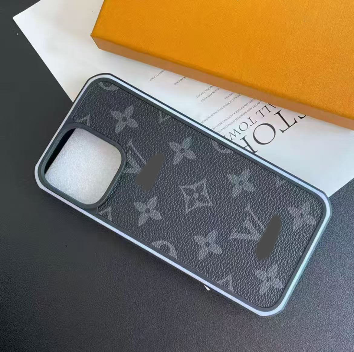 スマホケース  高級感エッジ大窓スマホケース   ダブルV    耐衝撃・防振性能に優れ、高級感あふれるスマホケースで、iPhone12~17 に対応