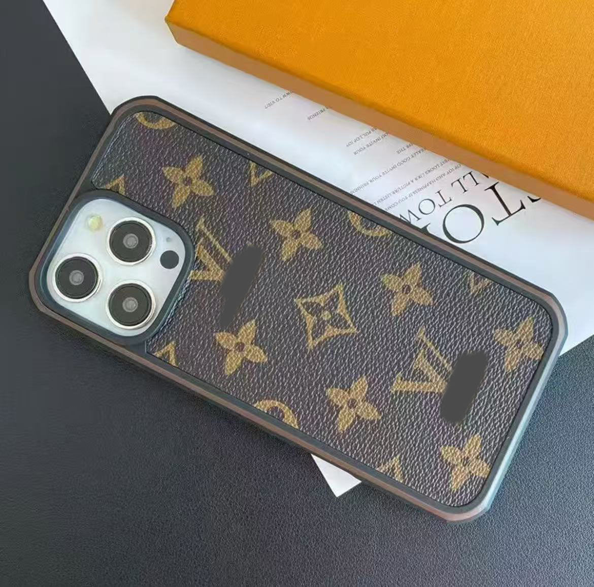 スマホケース  高級感エッジ大窓スマホケース   ダブルV    耐衝撃・防振性能に優れ、高級感あふれるスマホケースで、iPhone12~17 に対応