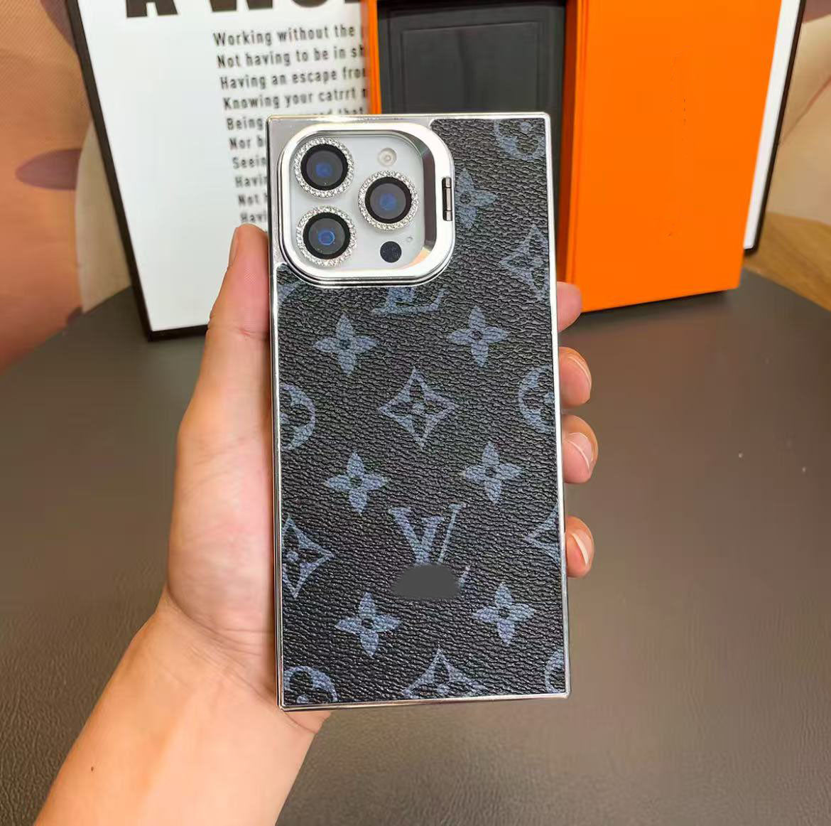 スマホケース  高級感レザーメッキ 直角エッジスマホケース  ダブルV    耐衝撃・防振性能に優れ、高級感あふれるスマホケースで、iPhone13~16 に対応