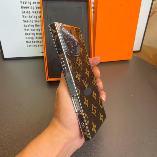 スマホケース  高級感レザーメッキ 直角エッジスマホケース  ダブルV    耐衝撃・防振性能に優れ、高級感あふれるスマホケースで、iPhone13~16 に対応