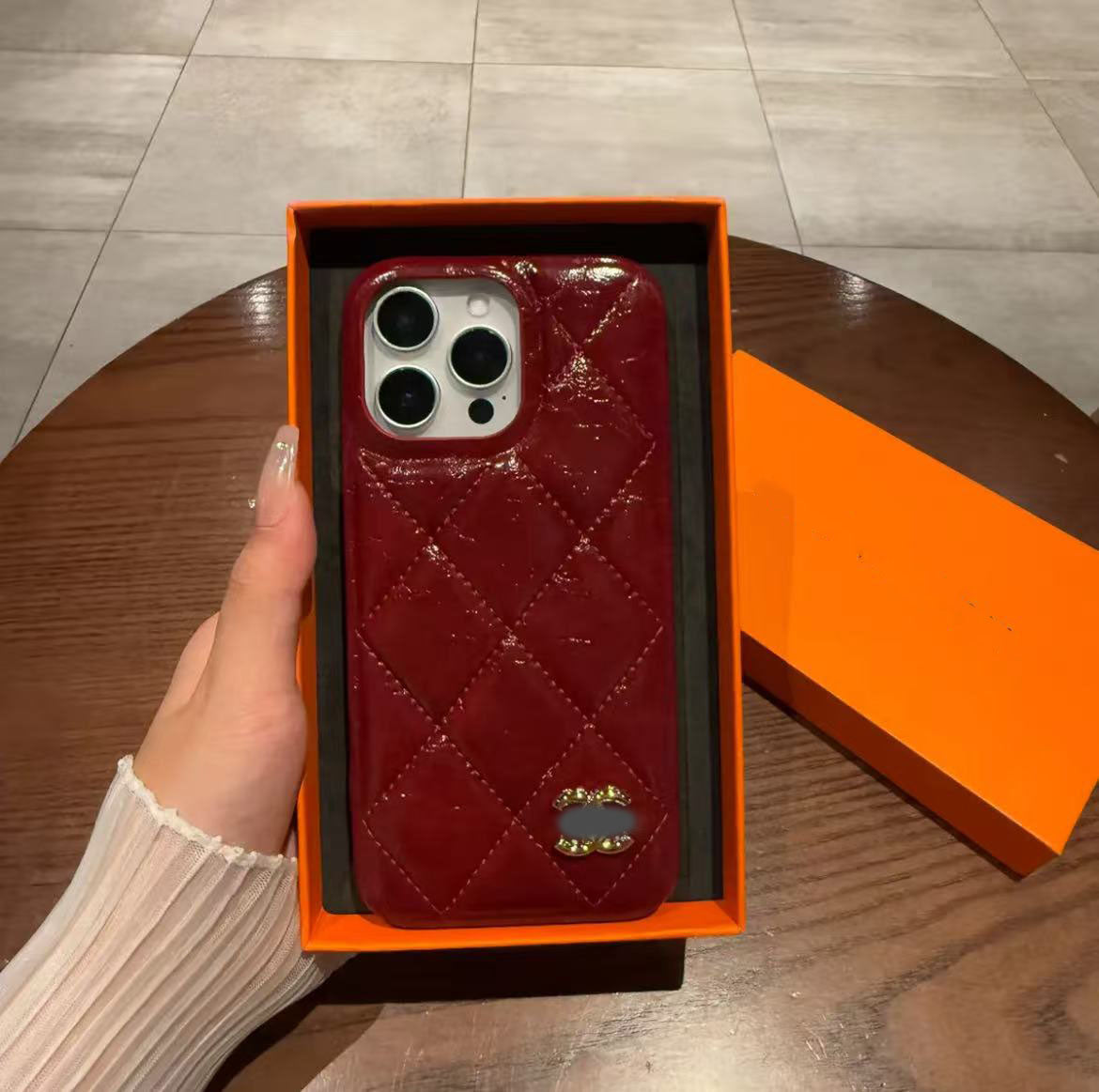 スマホケース 高級感半包装スマホケース ダブルC 耐衝撃・防振性能に優れ、高級感あふれるスマホケースで、iPhone13~17 に対応