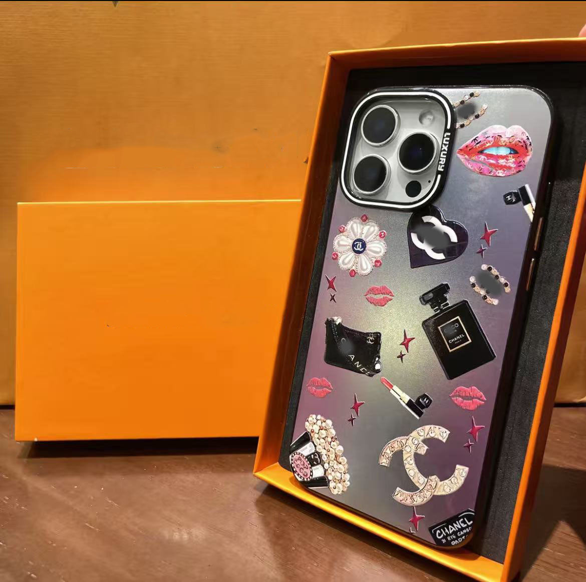 スマホケース 高級感レーザー加工スマホケース ダブルV &C 耐衝撃・防振性能に優れ、高級感あふれるスマホケースで、iPhone12~16 に対応