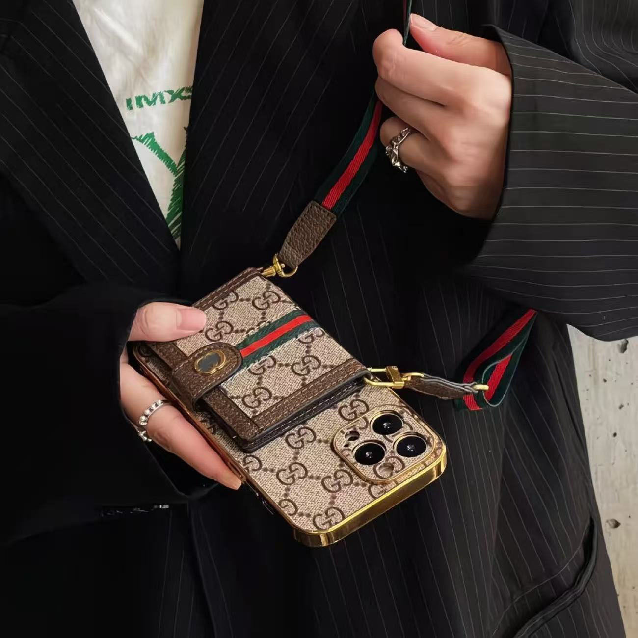 スマホケース 高級感カードホルダー付き+ストラップ付きスマホケース ダブルG 耐衝撃・防振性能に優れ、高級感あふれるスマホケースで、iPhone12~17 に対応