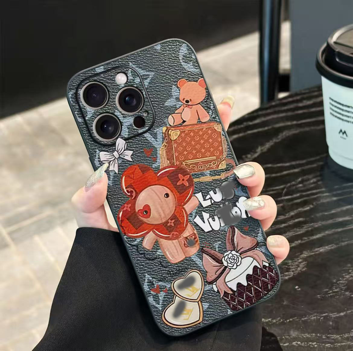 スマホケース 高級感レザー製スマホケース ダブルV 耐衝撃・防振性能に優れ、高級感あふれるスマホケースで、iPhone116e iPhone12~16 に対応