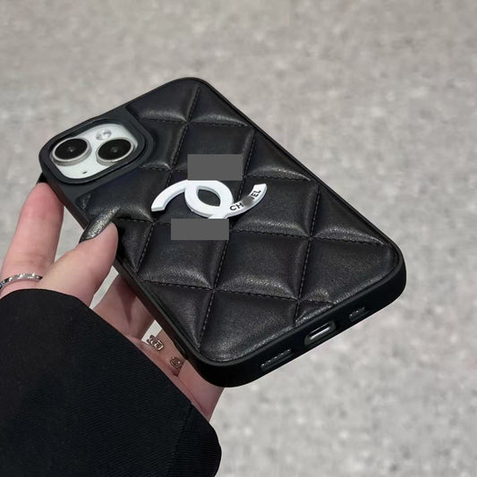 スマホケース 高級感レザー製スマホケース ダブルC 耐衝撃・防振性能に優れ、高級感あふれるスマホケースで、 iPhone13~16 に対応