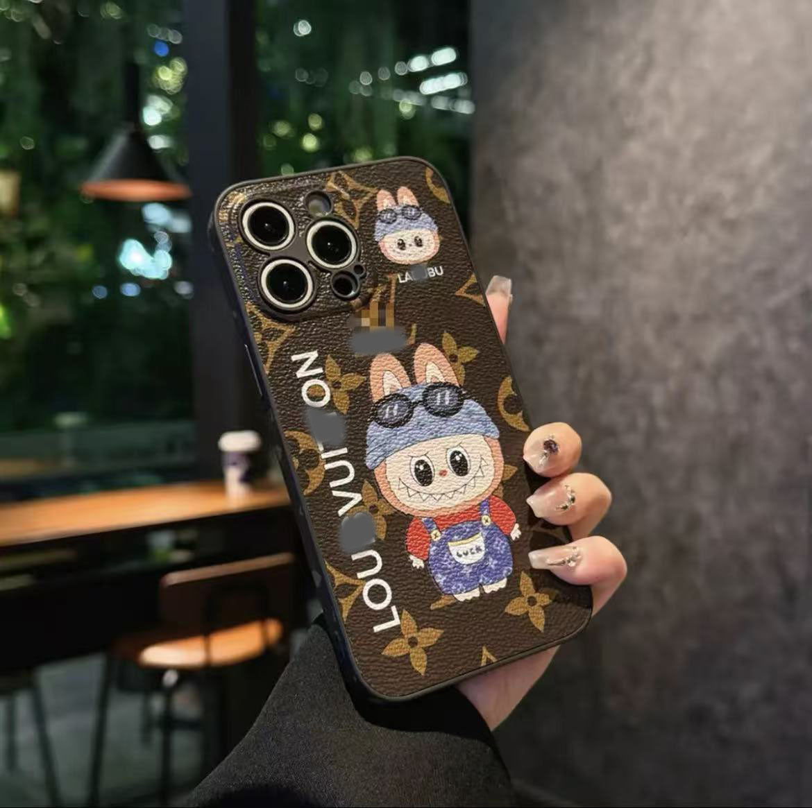 スマホケース 高級感ラッキー ぶぶ ストラップアクセサリー付きスマホケース ダブルV 耐衝撃・防振性能に優れ、高級感あふれるスマホケースで、 iPhone12~16 に対応