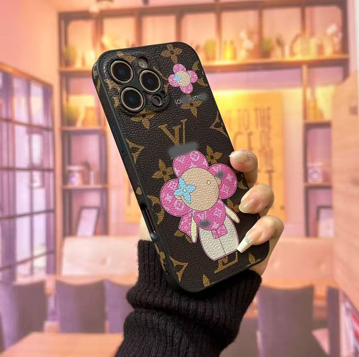 スマホケース 高級感レザー製太陽の花テーマスマホケース ダブルV 耐衝撃・防振性能に優れ、高級感あふれるスマホケースで、 iPhone13~17 に対応