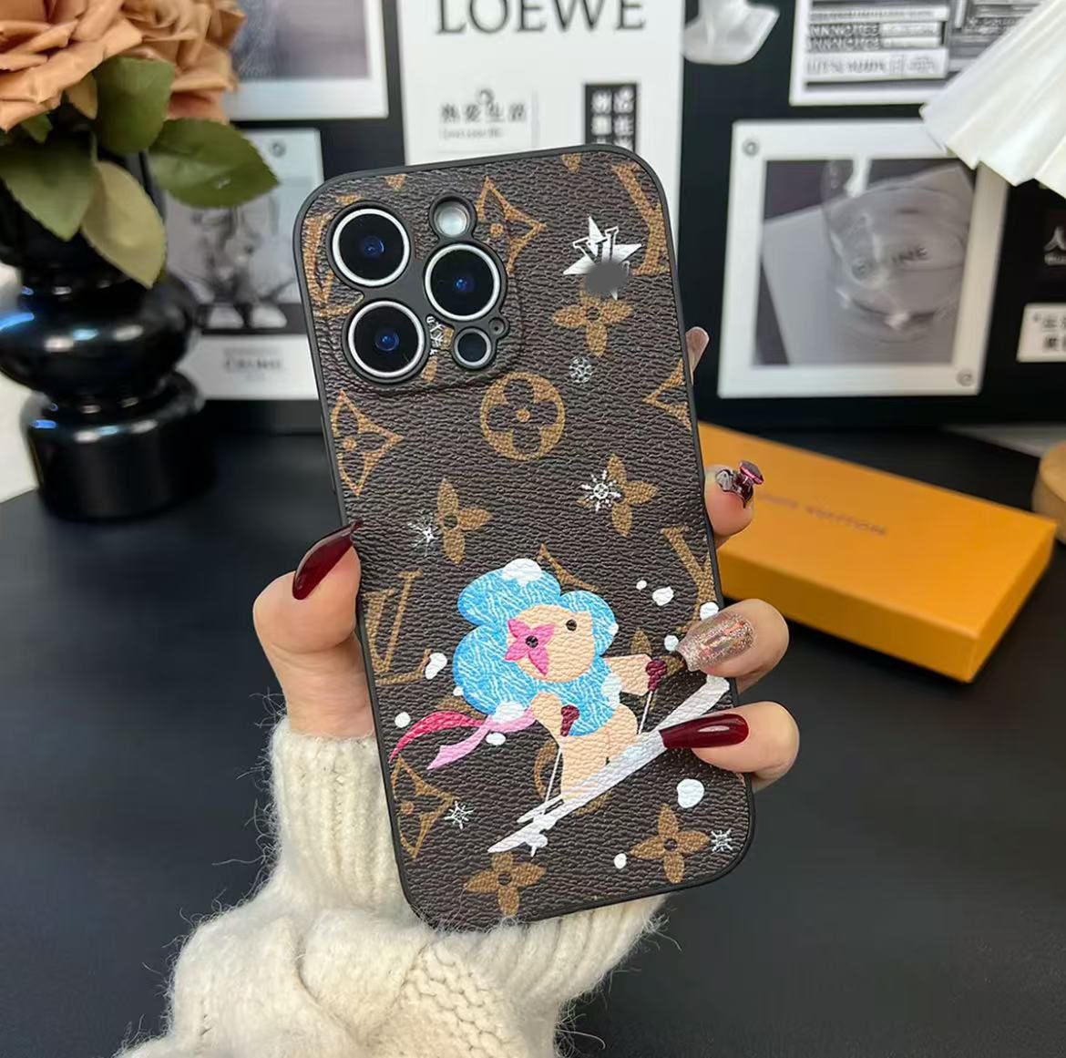 スマホケース 高級感ウィンター限定スマホケース ダブルV 耐衝撃・防振性能に優れ、高級感あふれるスマホケースで、 iPhone13~16 に対応