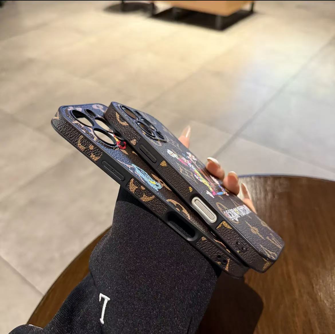 スマホケース 高級感カラフルスマホケース ダブルV 耐衝撃・防振性能に優れ、高級感あふれるスマホケースで、 iPhone13~16 に対応