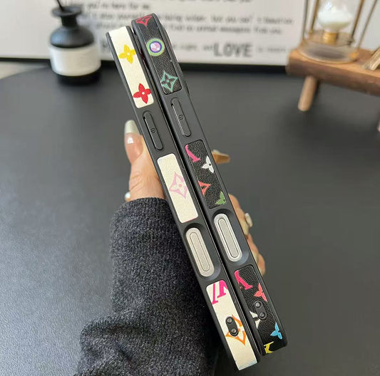 スマホケース 高級感全面花スマホケース ダブルV 耐衝撃・防振性能に優れ、高級感あふれるスマホケースで、 iPhone13~16 に対応