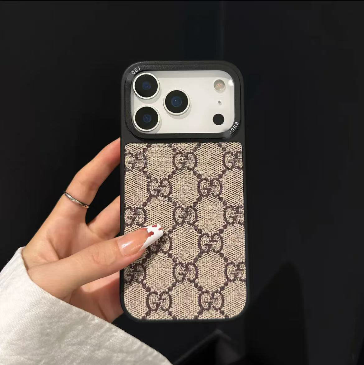 スマホケース 高級感レザー製スマホケース ダブルV 耐衝撃・防振性能に優れ、高級感あふれるスマホケースで、 iPhone12~17 に対応