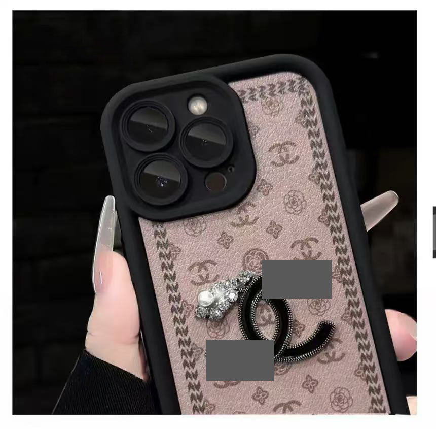 スマホケース 高級感ブレスレットを付き ダブルC 耐衝撃・防振性能に優れ、高級感あふれるスマホケースで、iPhone11~17 に対応