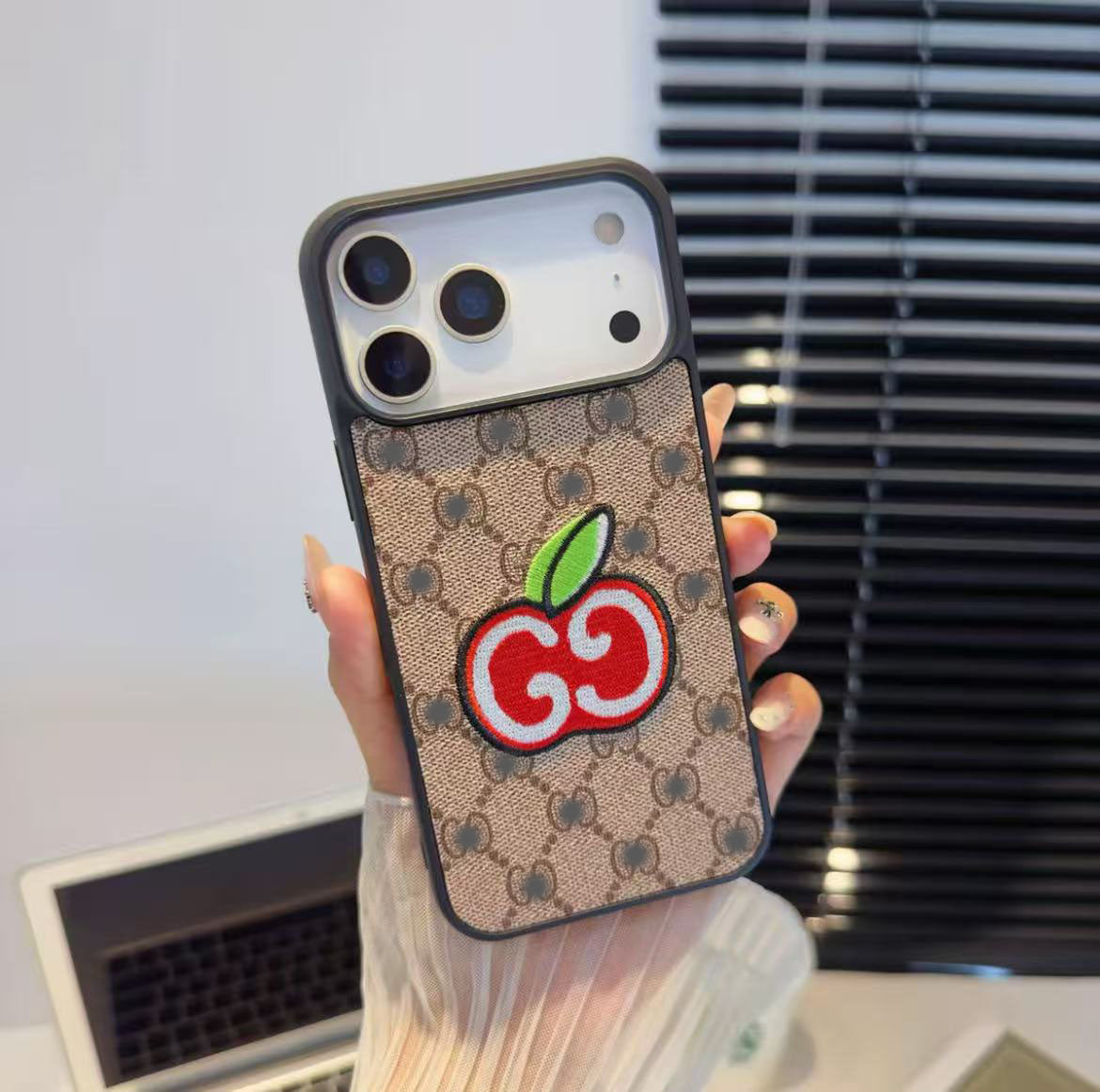 スマホケース 高級感刺繍柄スマホケース ダブルG 耐衝撃・防振性能に優れ、高級感あふれるスマホケースで、iPhone12~17 に対応