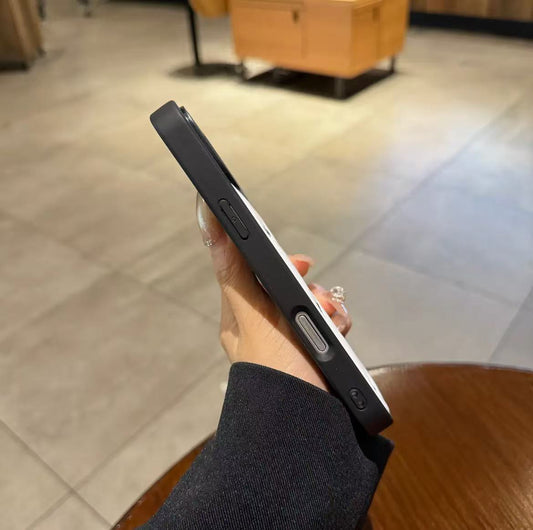 スマホケース 高級感レザーエンボス柄スマホケース ダブルV 耐衝撃・防振性能に優れ、高級感あふれるスマホケースで、iPhone13~17 に対応