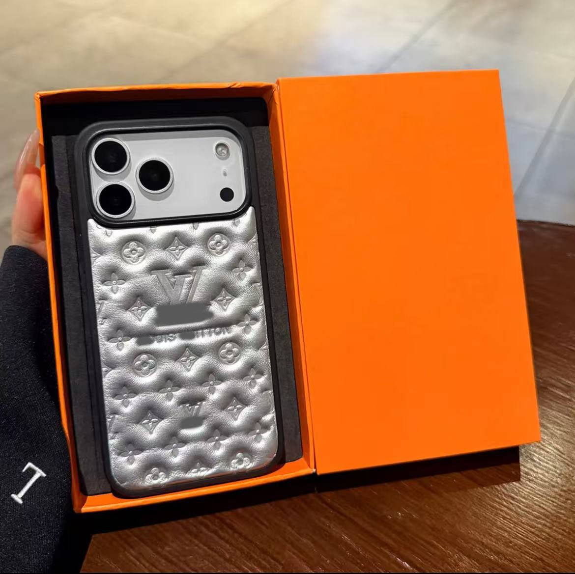 スマホケース 高級感レザーエンボス柄スマホケース ダブルV 耐衝撃・防振性能に優れ、高級感あふれるスマホケースで、iPhone13~17 に対応