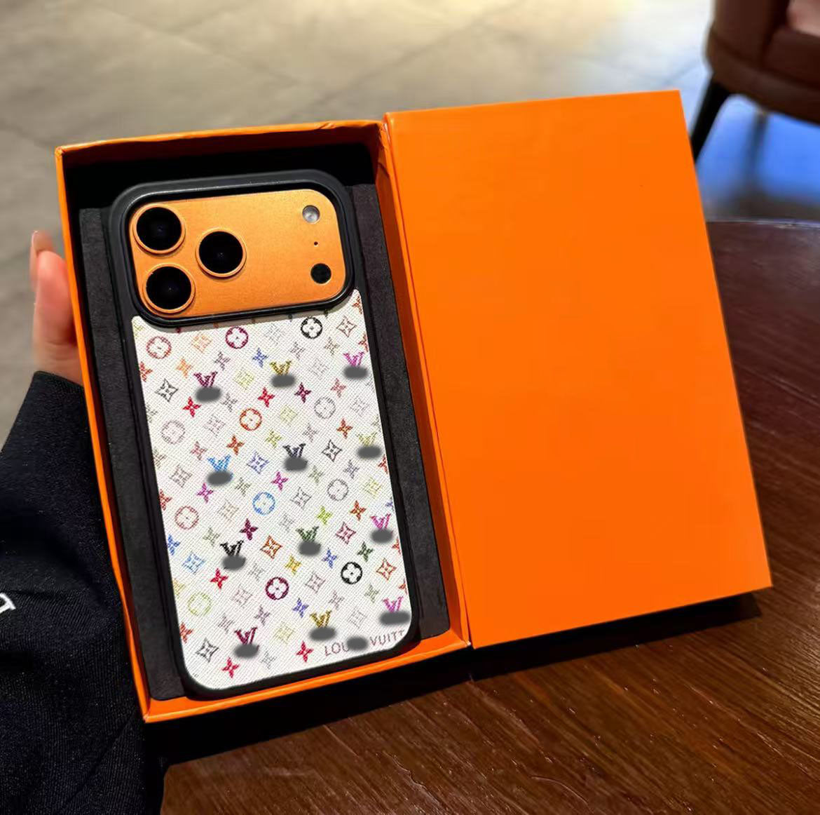 スマホケース 高級感サブレザーカラフルフラワー柄スマホケース ダブルV 耐衝撃・防振性能に優れ、高級感あふれるスマホケースで、iPhone13~17 に対応