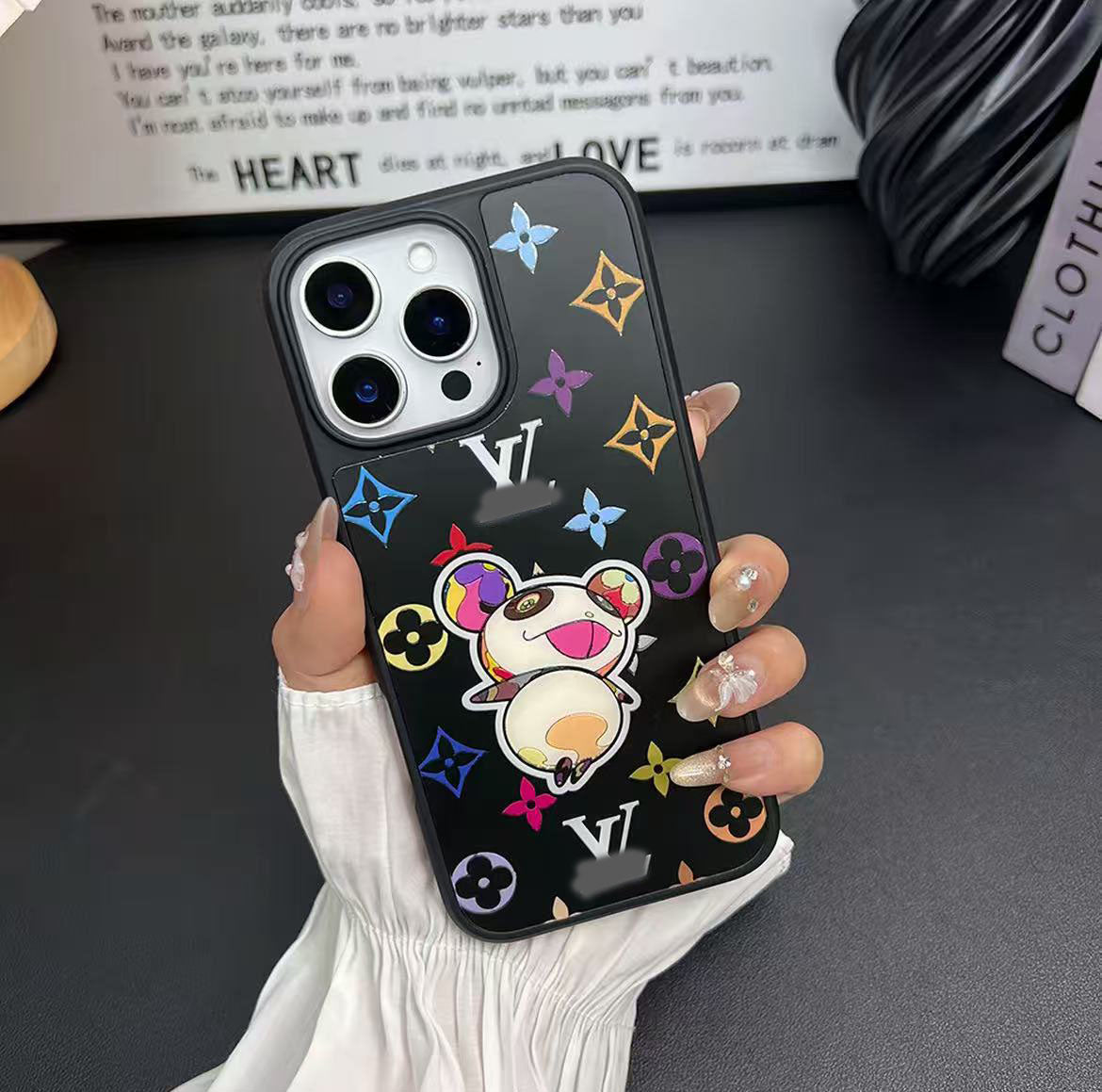 スマホケース 高級感 人気パンダ ダブルV 耐衝撃・防振性能に優れ、高級感あふれるスマホケースで、 iPhone14~iPhone16 に対応