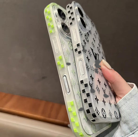 スマホケース 高級透明感 ダブルV 耐衝撃・防振性能に優れ、高級感あふれるスマホケースで、iPhone13~17 に対応