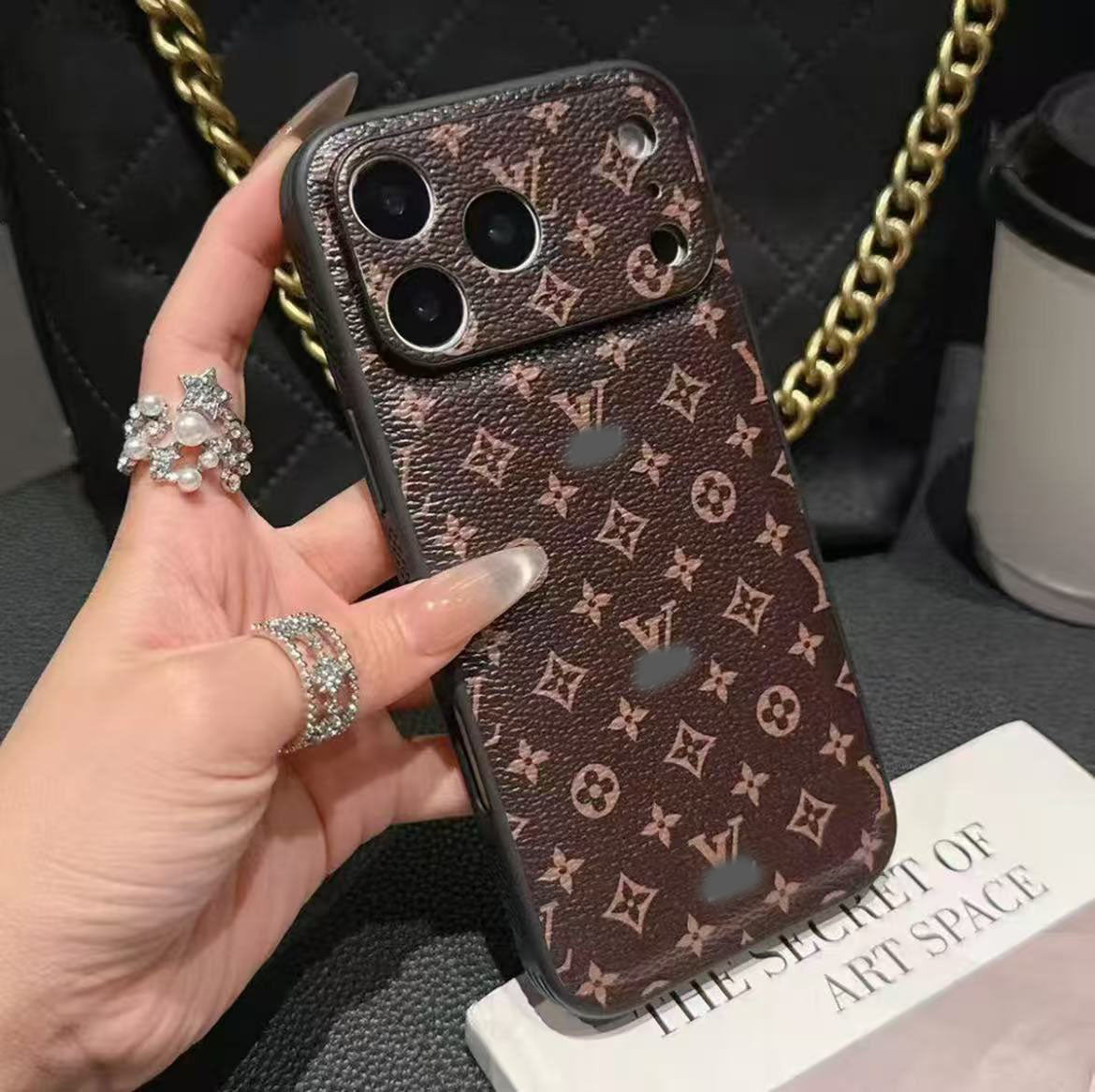 スマホケース 高級感さくらんぼ ダブルV 耐衝撃・防振性能に優れ、高級感あふれるスマホケースで、iPhone13~17 に対応