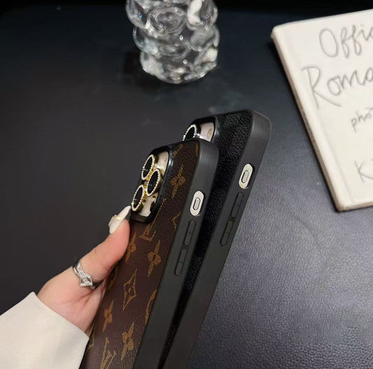 スマホケース 高級感黒ロゴ ダブルV 耐衝撃・防振性能に優れ、高級感あふれるスマホケースで、iPhone12~16 に対応