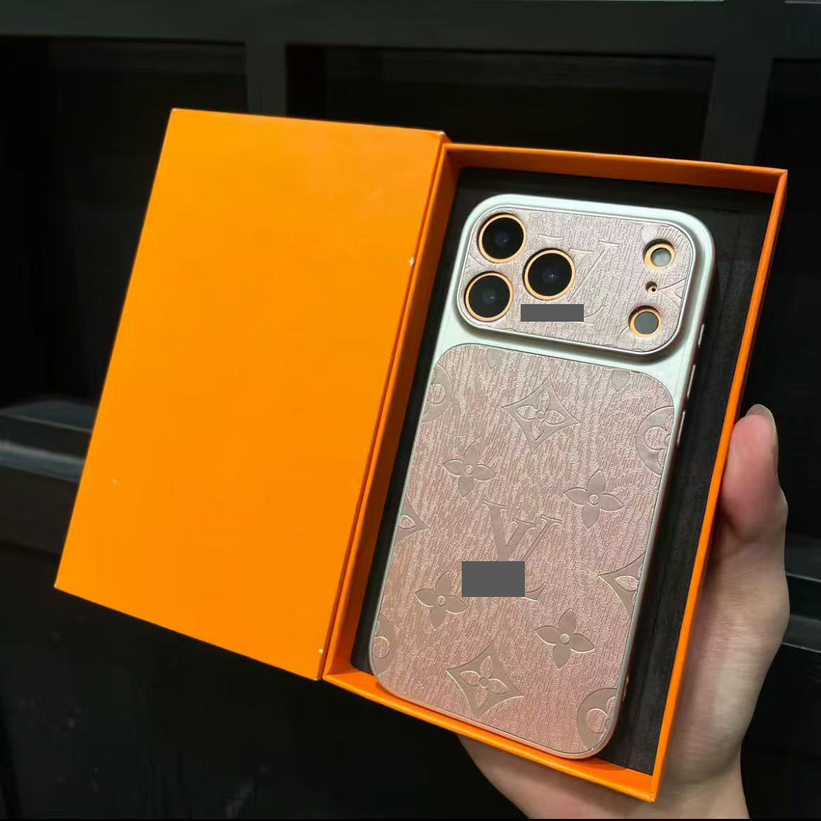 スマホケース 高級感レトロ木目柄スマホケース ダブルV 耐衝撃・防振性能に優れ、高級感あふれるスマホケースで、iPhone13~17 に対応