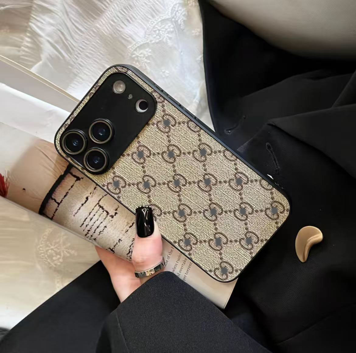 スマホケース 高級感レンズ保護付き スマホケース ダブルV 耐衝撃・防振性能に優れ、高級感あふれるスマホケースで、iPhone12~17 に対応