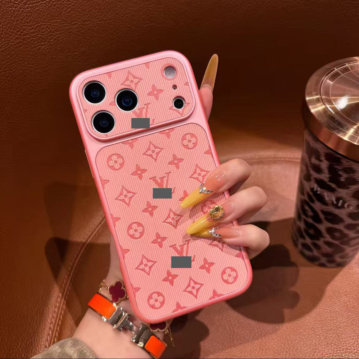 スマホケース 高級感プレス加工 スマホケース ダブルV 耐衝撃・防振性能に優れ、高級感あふれるスマホケースで、iPhone14~17 に対応