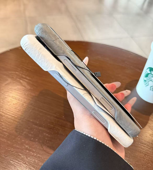 スマホケース 高級感シワ柄 スマホケース ダブルB 耐衝撃・防振性能に優れ、高級感あふれるスマホケースで、iPhone12~17 に対応