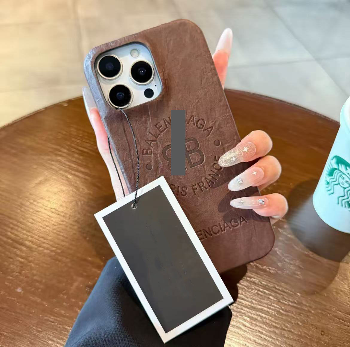 スマホケース 高級感シワ柄 スマホケース ダブルB 耐衝撃・防振性能に優れ、高級感あふれるスマホケースで、iPhone12~17 に対応