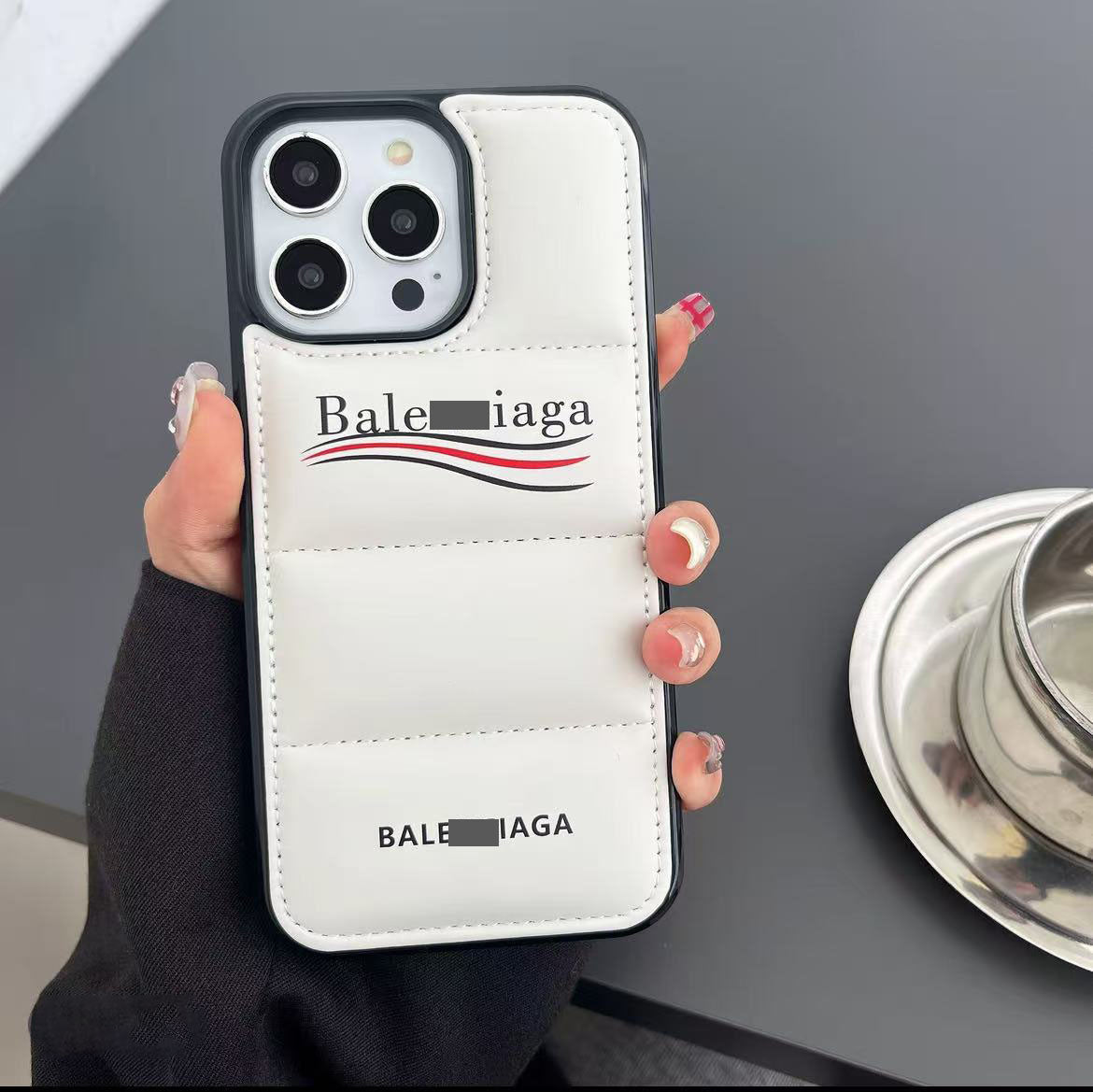 スマホケース 高級感ダウンジャケット風 スマホケース ダブルB 耐衝撃・防振性能に優れ、高級感あふれるスマホケースで、iPhone12~17 に対応