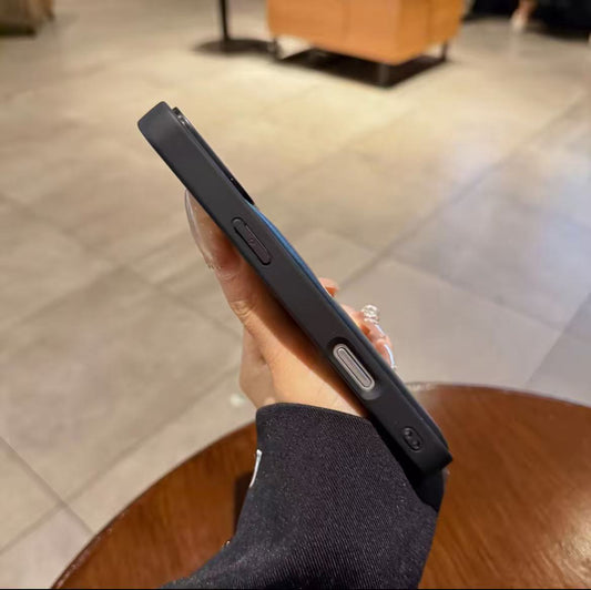 スマホケース 高級感レザー スマホケース ダブルB 耐衝撃・防振性能に優れ、高級感あふれるスマホケースで、iPhone13~17 に対応