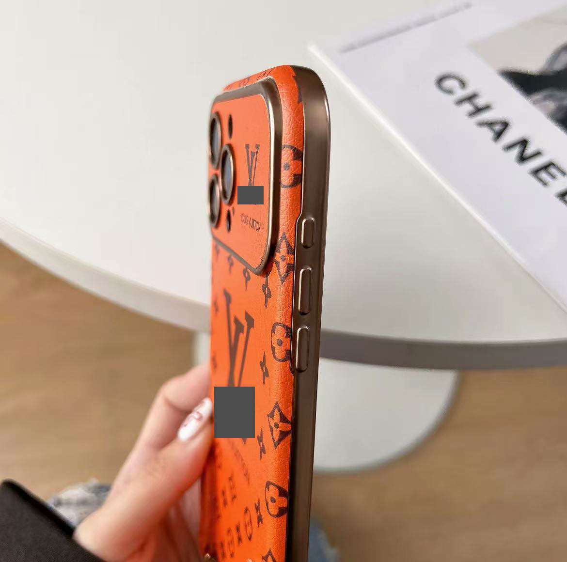 スマホケース 高級感ストラップ付きスマホケース ダブルV 耐衝撃・防振性能に優れ、高級感あふれるスマホケースで、iPhone14~17 に対応