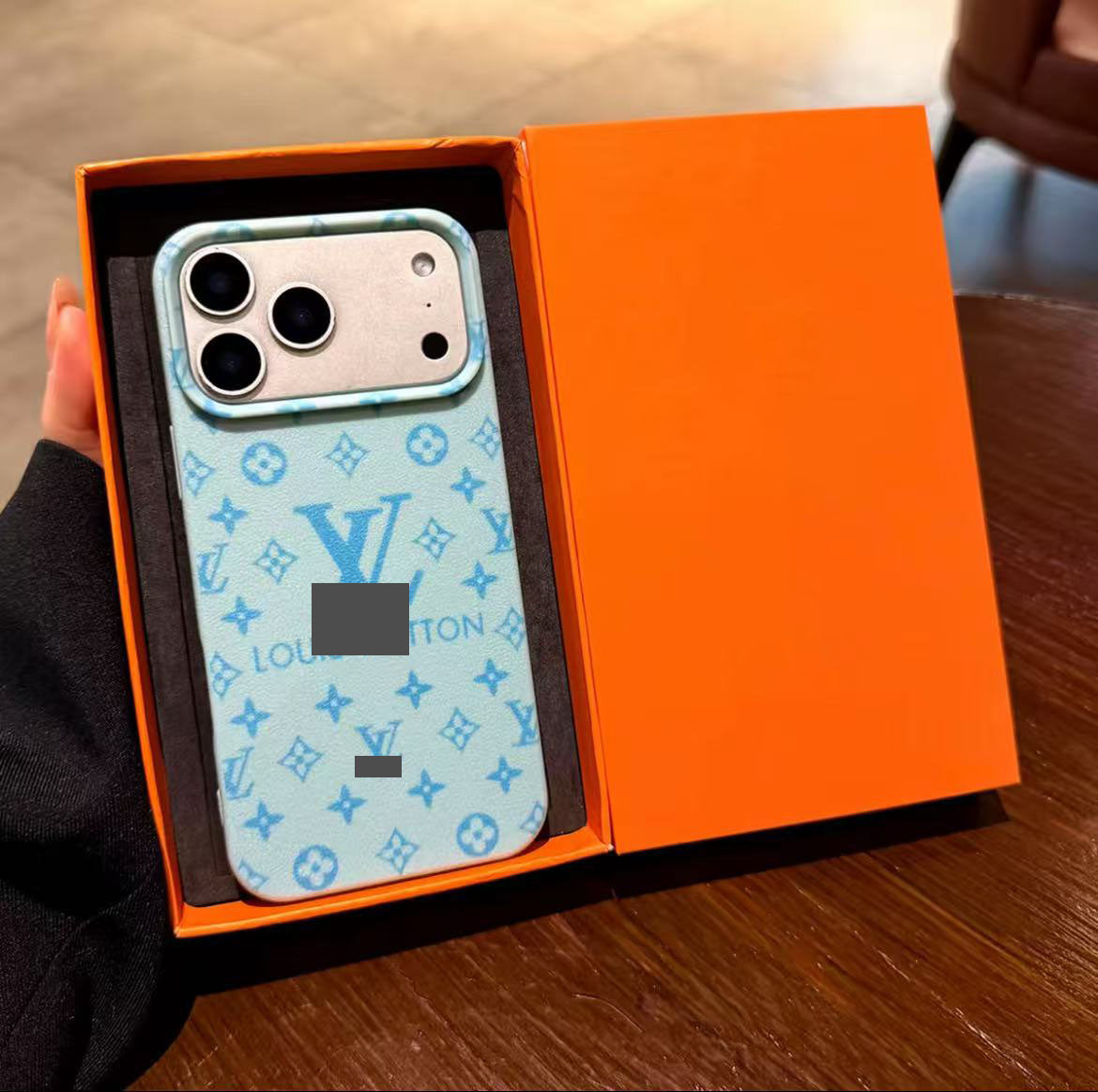 スマホケース 高級感大きな窓付きスマホケース ダブルV 耐衝撃・防振性能に優れ、高級感あふれるスマホケースで、iPhone11~17 に対応