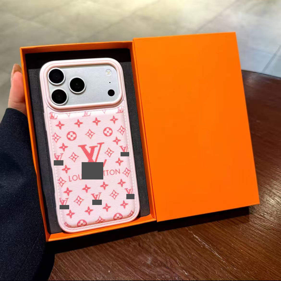 スマホケース 高級感大きな窓付きスマホケース ダブルV 耐衝撃・防振性能に優れ、高級感あふれるスマホケースで、iPhone12~17 に対応