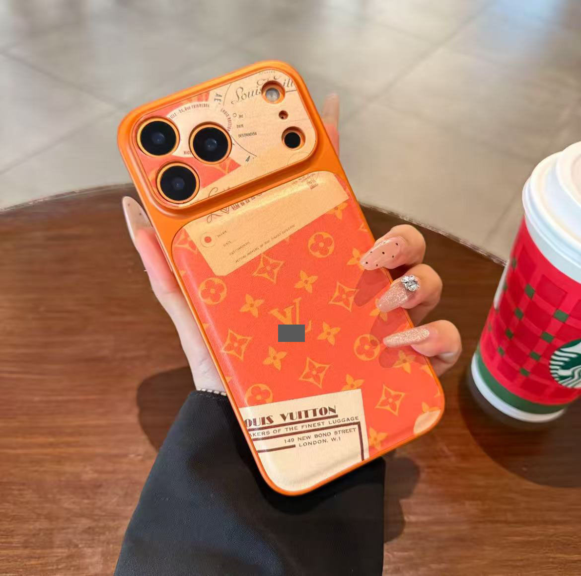 スマホケース 高級感ポスターテーマ レザー製スマホケース ダブルV 耐衝撃・防振性能に優れ、高級感あふれるスマホケースで、iPhone13~17 に対応