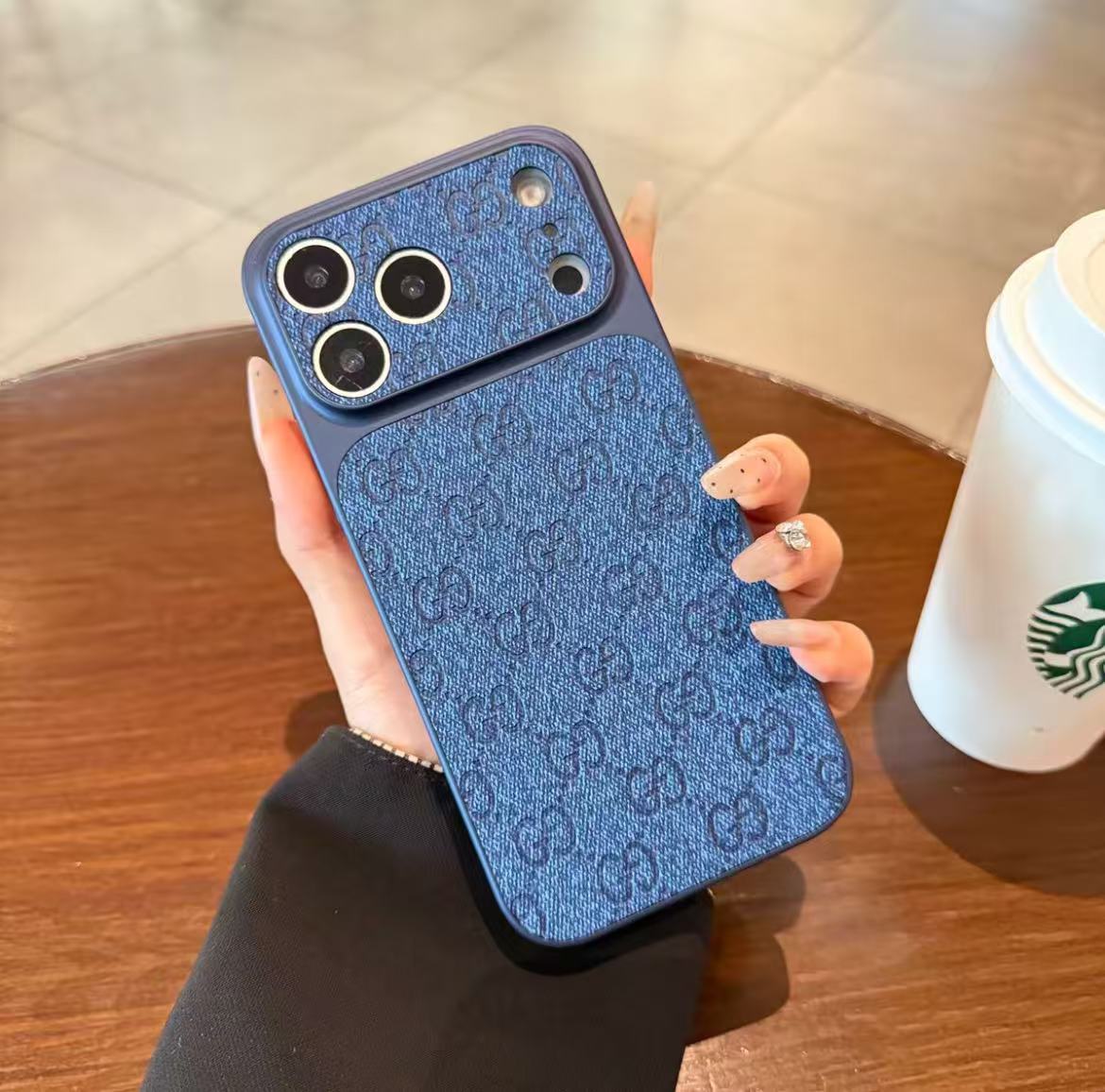 スマホケース 高級感レザー製 デニム柄スマホケース ダブルG 耐衝撃・防振性能に優れ、高級感あふれるスマホケースで、iPhone13~17 に対応