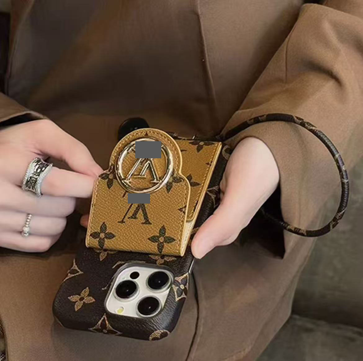 スマホケース 高級感手ひも付き + カード入れ付きスマホケース ダブルV 耐衝撃・防振性能に優れ、高級感あふれるスマホケースで、iPhone14~17 に対応