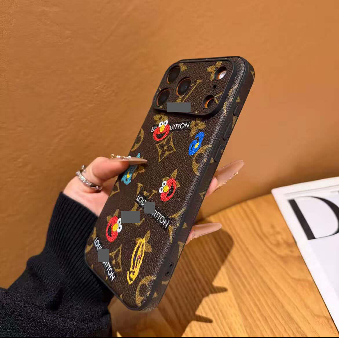 スマホケース 高級感 ダブルV 耐衝撃・防振性能に優れ、高級感あふれるスマホケースで、iPhone12~17 に対応