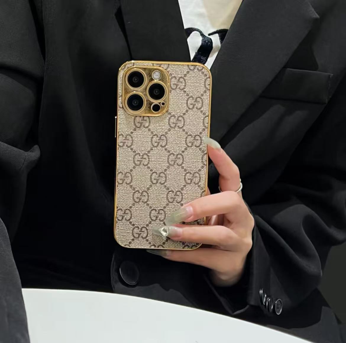 スマホケース 高級感 ダブルV 耐衝撃・防振性能に優れ、高級感あふれるスマホケースで、iPhone12~17 に対応