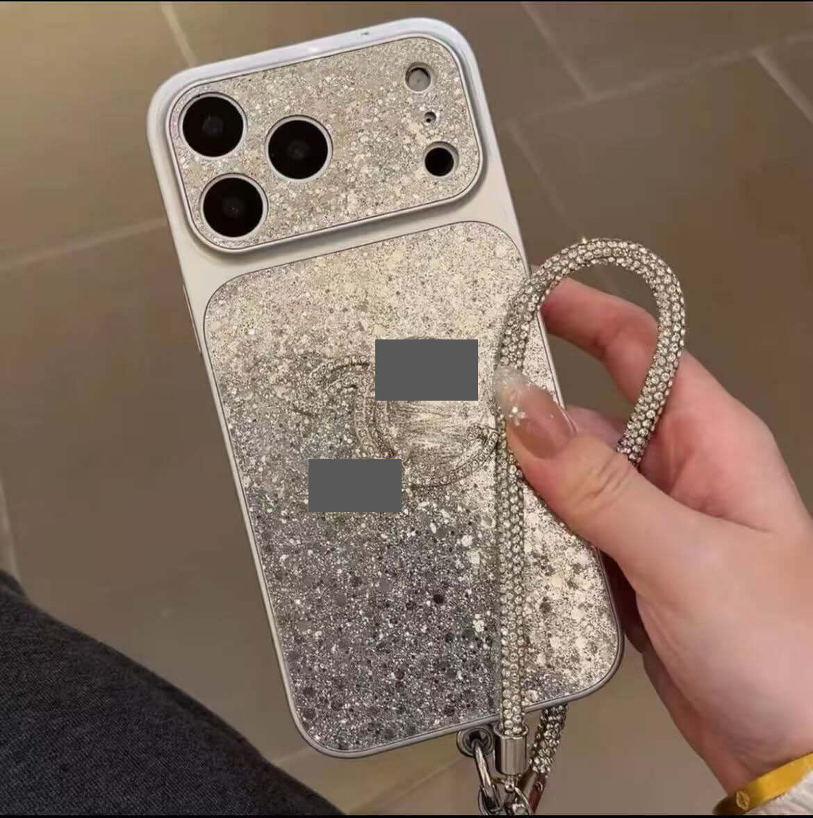 スマホケース 高級感キラキラグリッタースマホケース ダブルC 耐衝撃・防振性能に優れ、高級感あふれるスマホケースで、iPhone14~17 に対応