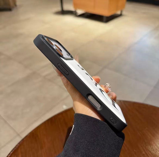 スマホケース 高級感大ロゴ付き スマホケース ダブルDI** 耐衝撃・防振性能に優れ、高級感あふれるスマホケースで、iPhone14-17 に対応