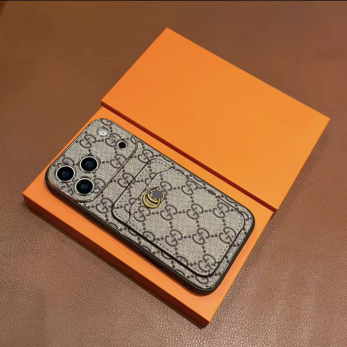 スマホケース 高級感カード入れ付きスマホケース ダブルV 耐衝撃・防振性能に優れ、高級感あふれるスマホケースで、iPhone14-17 に対応