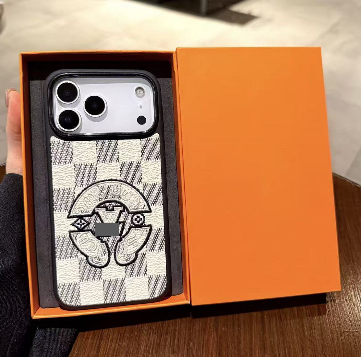 スマホケース 高級感刺繍スマホケース ダブルV 耐衝撃・防振性能に優れ、高級感あふれるスマホケースで、iPhone14-17 に対応