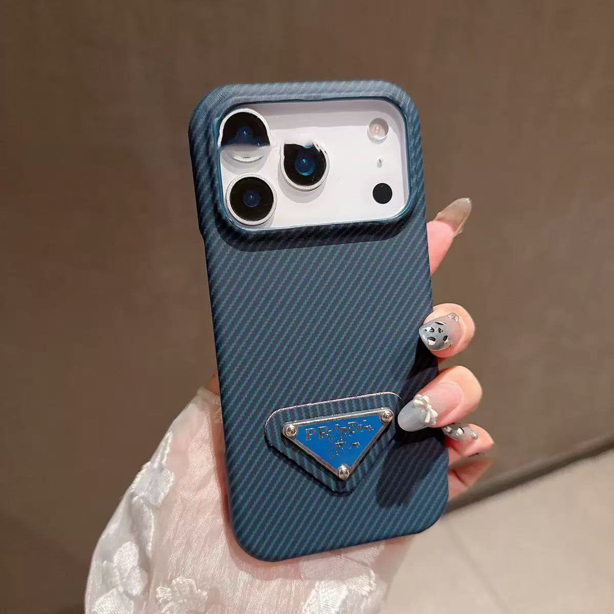 #65 スマホケース カーボン調 耐衝撃・防振性能に優れ、iPhone13-17 に対応