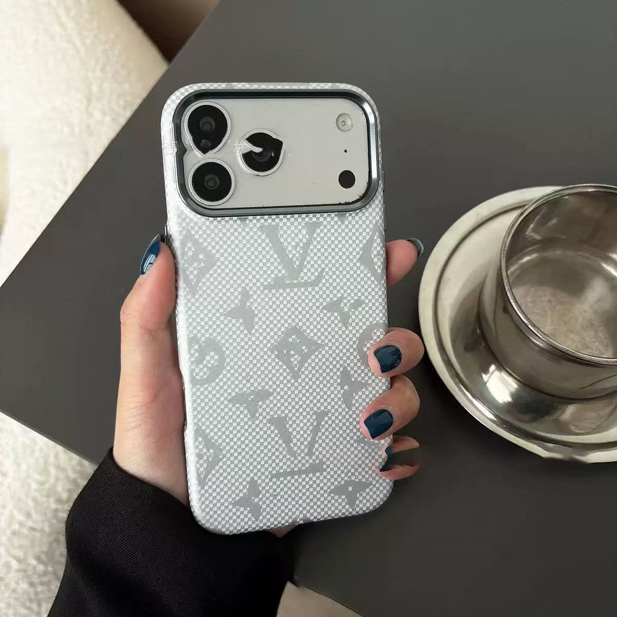 #66 スマホケース カーボン調 耐衝撃・防振性能に優れ、iPhone14-17 に対応