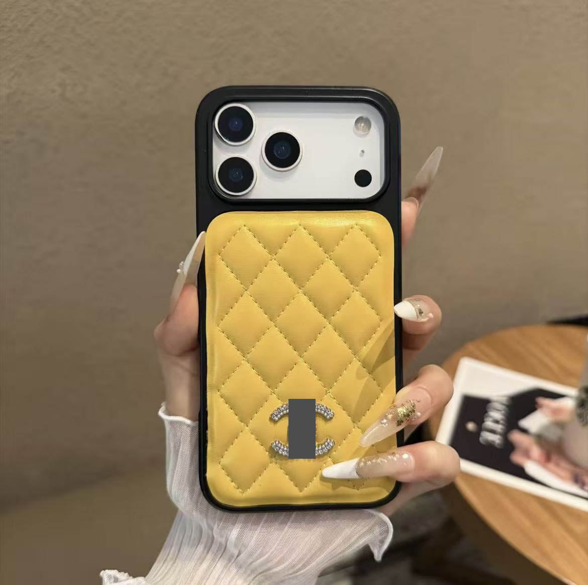 #226 スマホケース 耐衝撃・防振性能に優れ、iPhone15-17 に対応