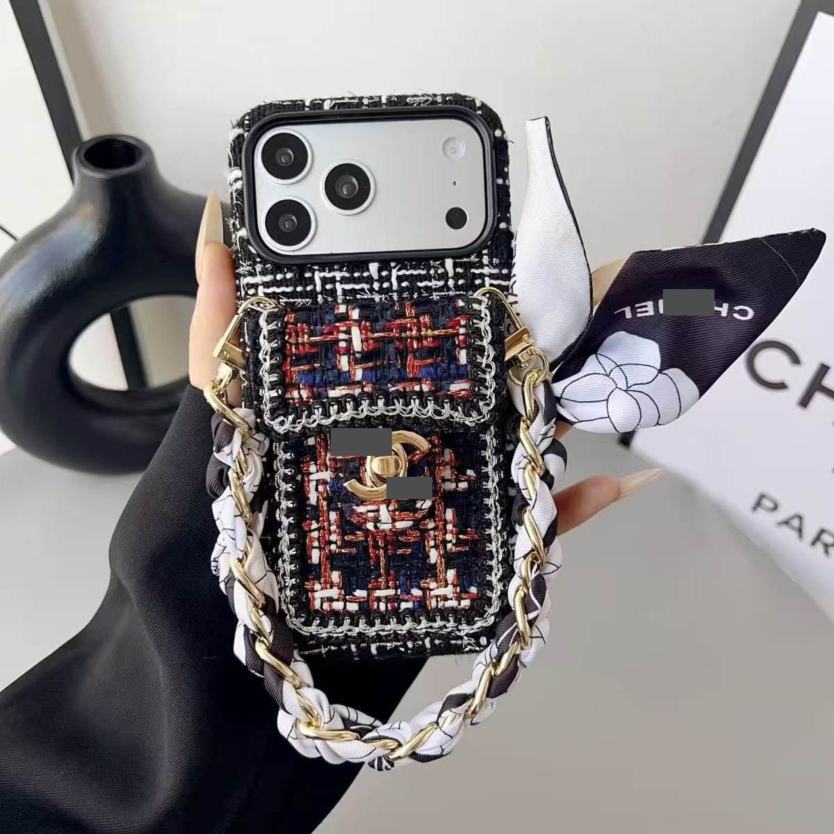 #524 スマホケース ウール調シリーズ リボンブレスレット付き カード収納付き 耐衝撃・防振性能に優れ、iPhone14-17に対応