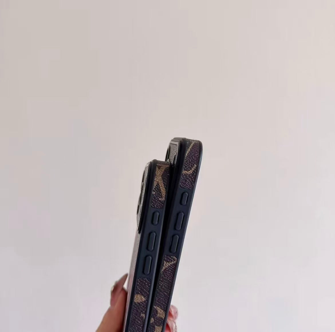 #98 スマホケース 高級感 耐衝撃・防振性能に優れ、iPhone14~17 に対応
